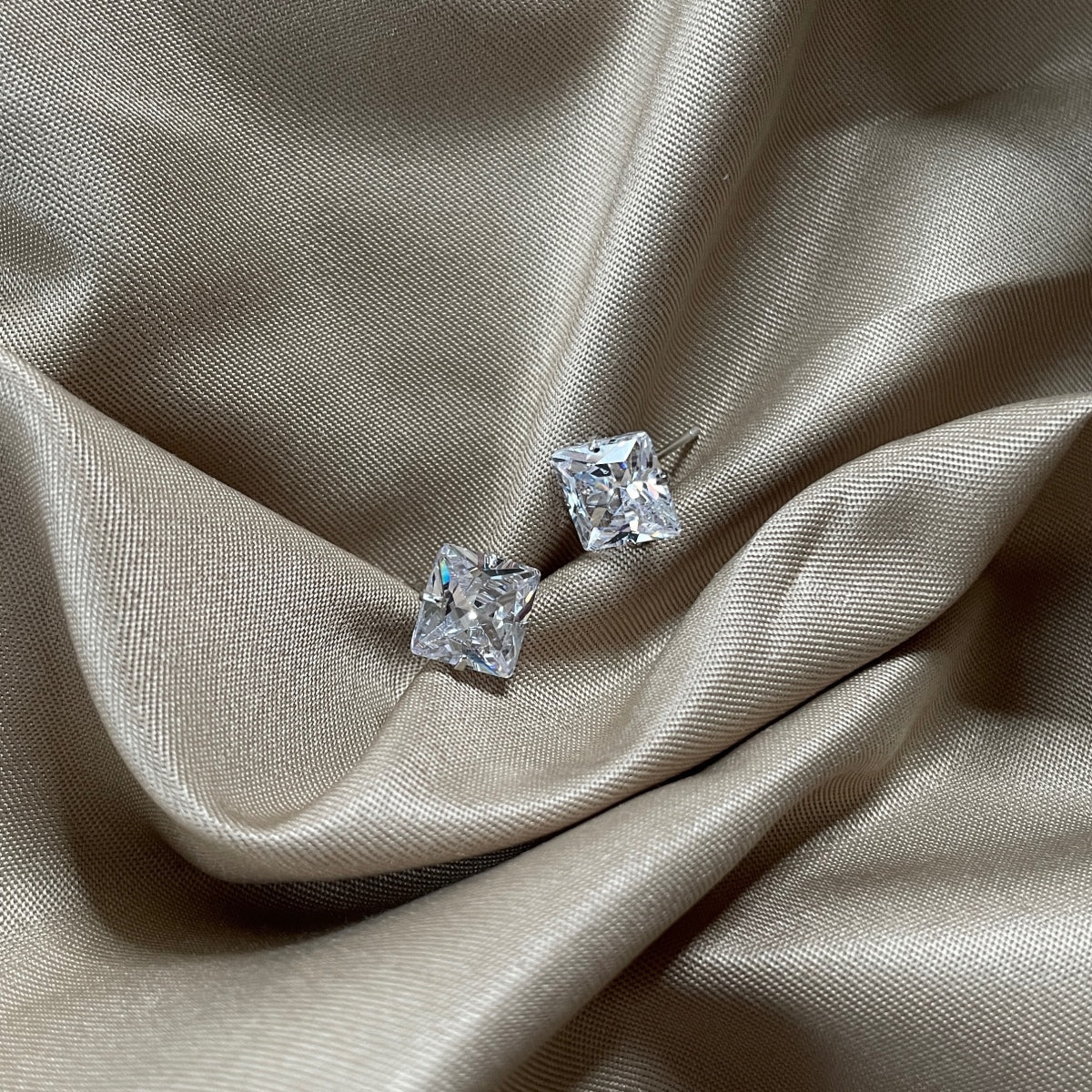 [Lora-Jewelry] Boucles d'oreilles à tige élégantes et brillantes avec pierre centrale carrée