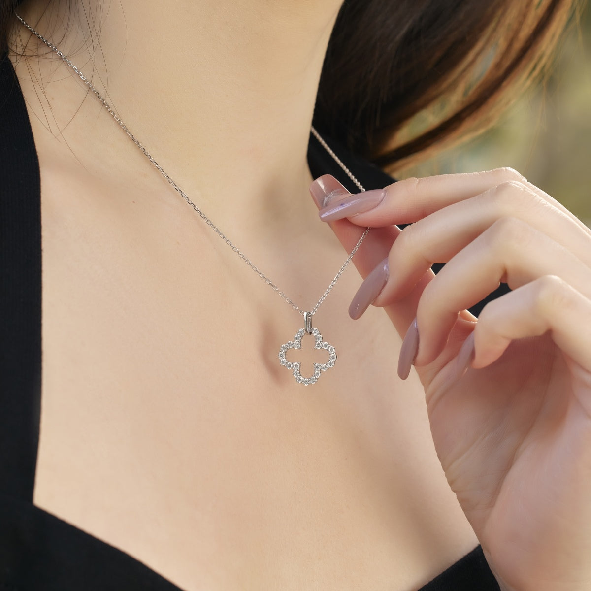 [Lora-Jewelry] Collier exquis à motif creux de trèfle à quatre feuilles