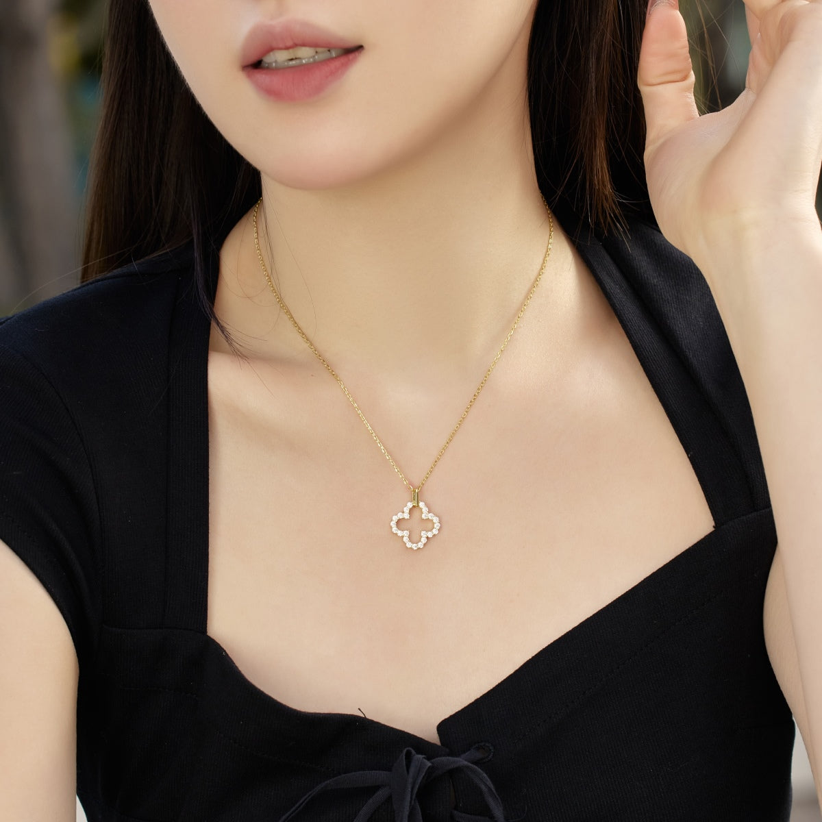 [Lora-Jewelry] Collier exquis à motif creux de trèfle à quatre feuilles