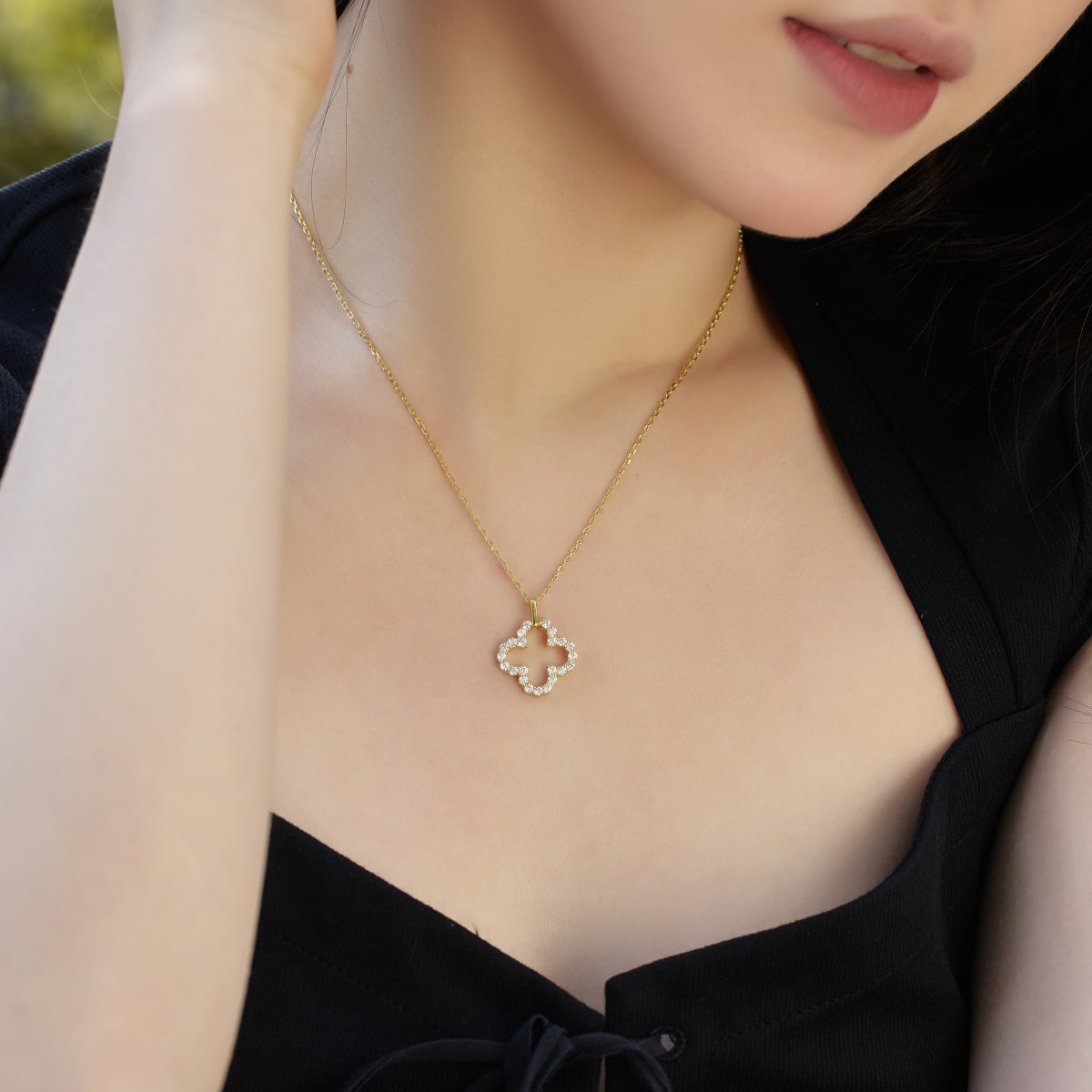 [Lora-Jewelry] Collier exquis à motif creux de trèfle à quatre feuilles