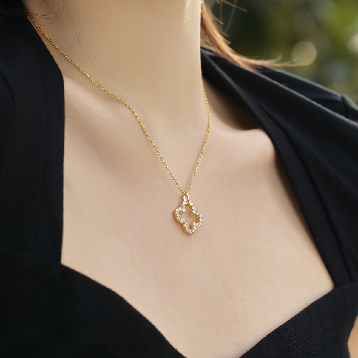 [Lora-Jewelry] Collier exquis à motif creux de trèfle à quatre feuilles
