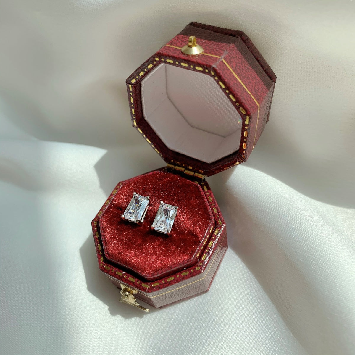 [Lora-Jewelry] Boucles d'oreilles à tige rectangulaires brillantes et élégantes avec pierre centrale