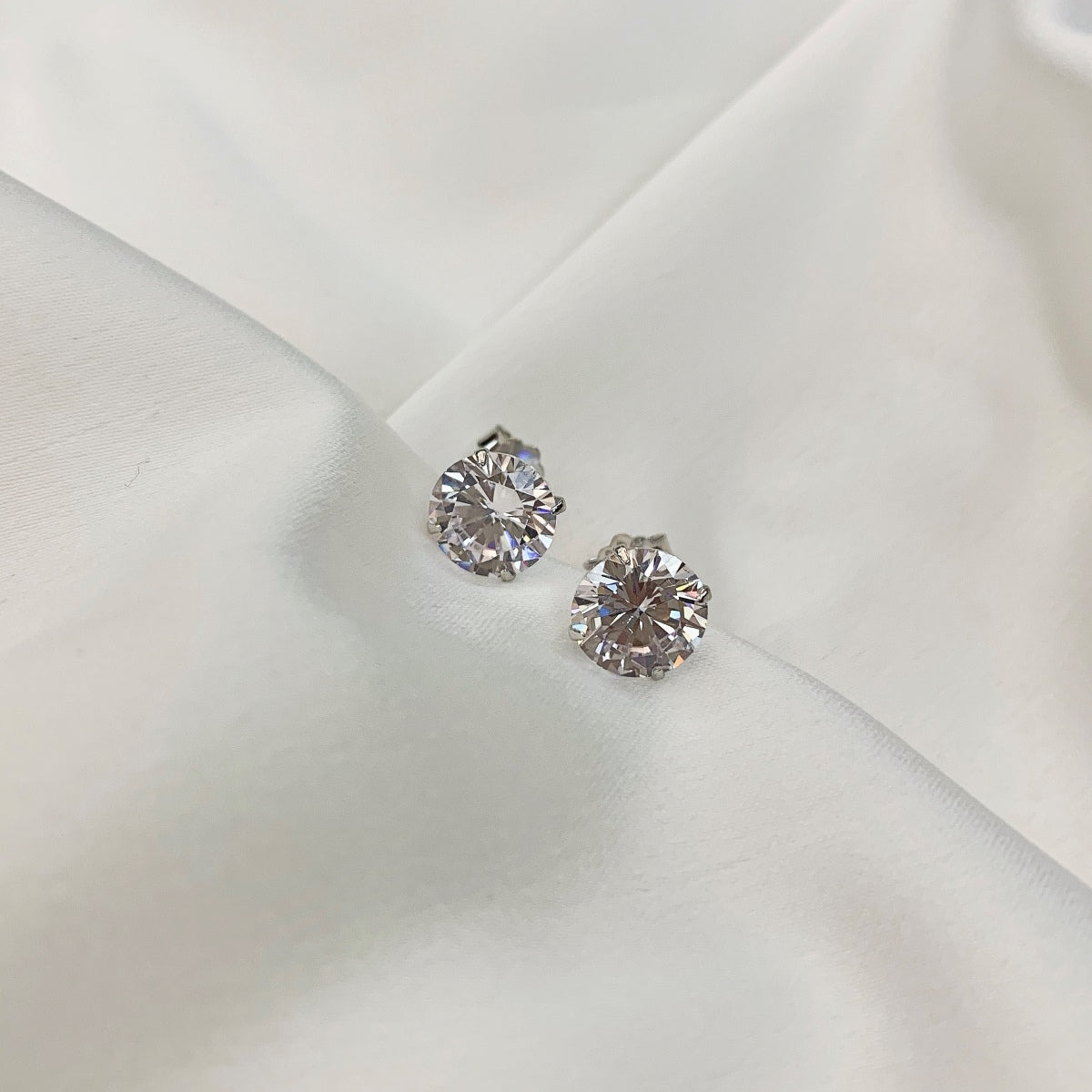 [Lora-Jewelry] Boucles d'oreilles à tige élégantes et brillantes avec pierre centrale ronde