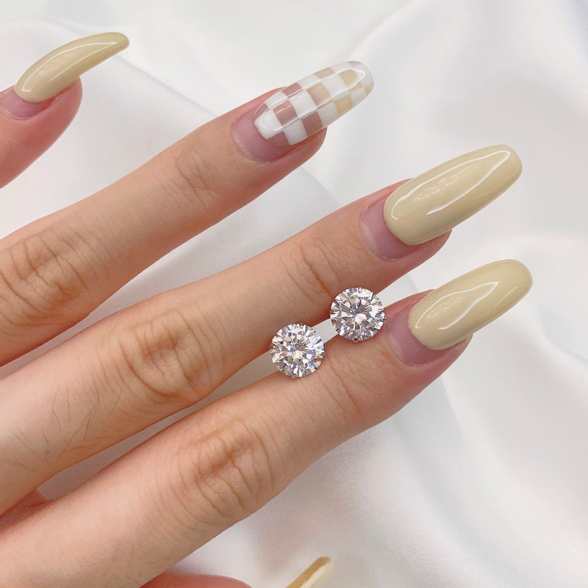 [Lora-Jewelry] Boucles d'oreilles à tige élégantes et brillantes avec pierre centrale ronde