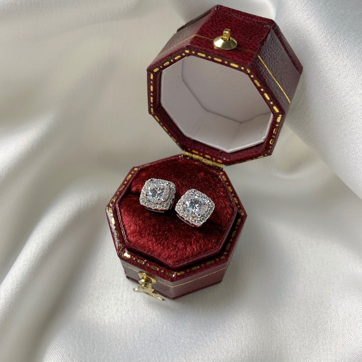 [Lora-Jewelry] Boucles d'oreilles à tige classiques avec pierre centrale ronde