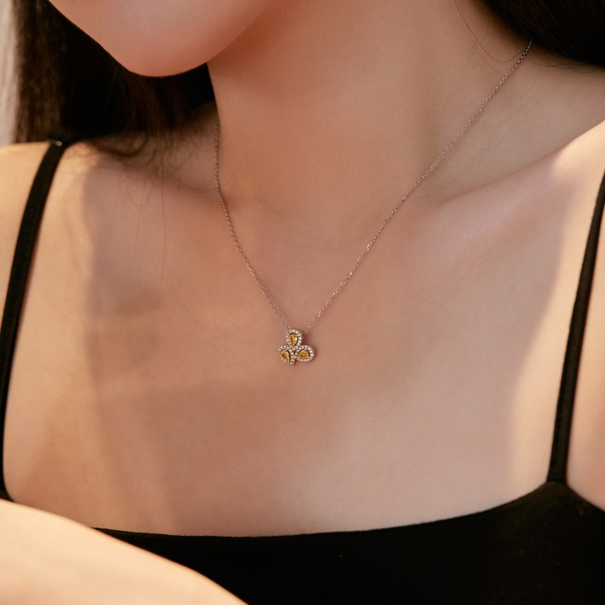 [Lora-Jewelry] Collier élégant en forme de fleur et taille poire
