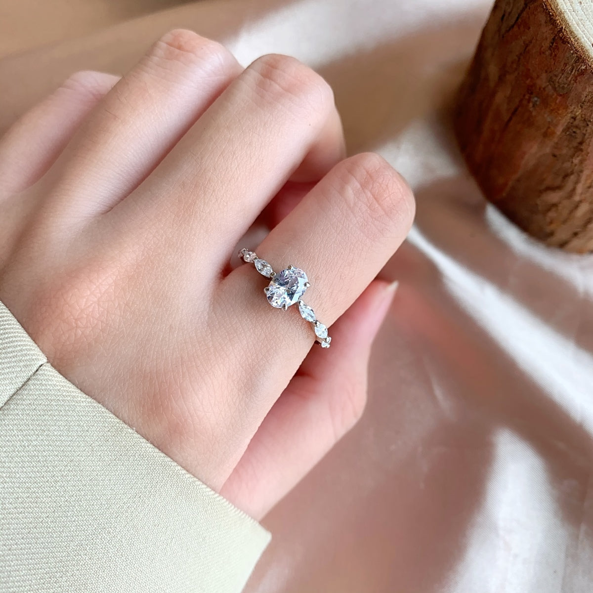 [Lora-Jewelry] Bague de fiançailles luxueuse et vibrante de 0,75 carat, taille coussin allongée
