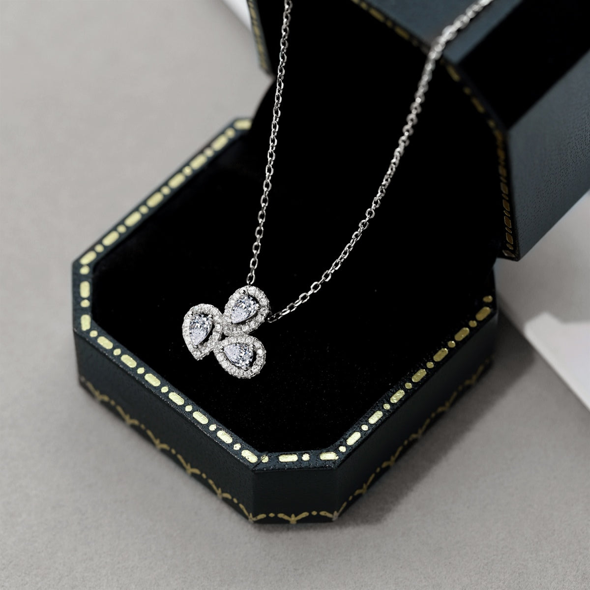 [Lora-Jewelry] Collier élégant en forme de fleur et taille poire