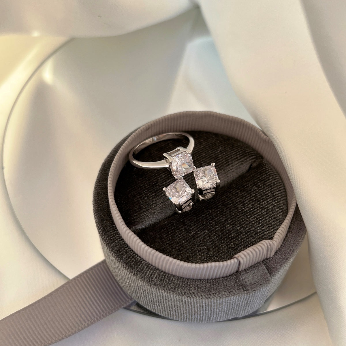[Lora-Jewelry] Boucles d'oreilles de mariage taille princesse radieuse de 1,0 carat