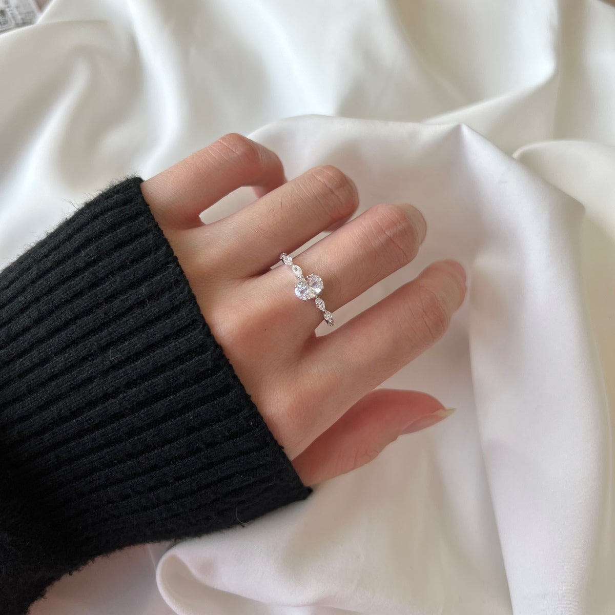 [Lora-Jewelry] Bague de fiançailles luxueuse et vibrante de 0,75 carat, taille coussin allongée