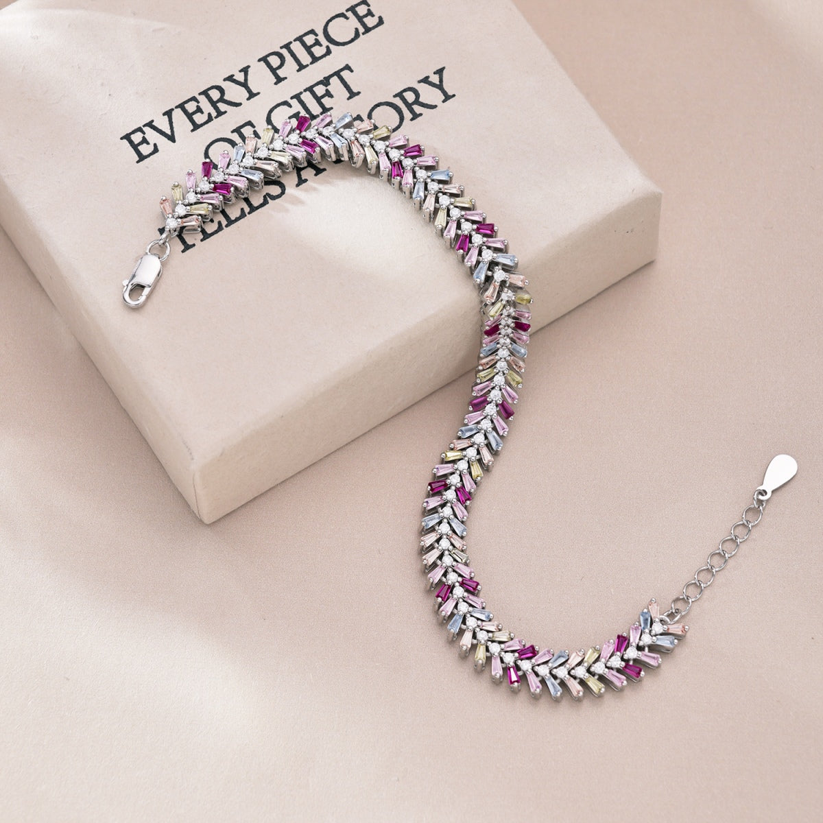 [Lora-Jewelry] Bracelet délicat et radiant taille émeraude pour le quotidien