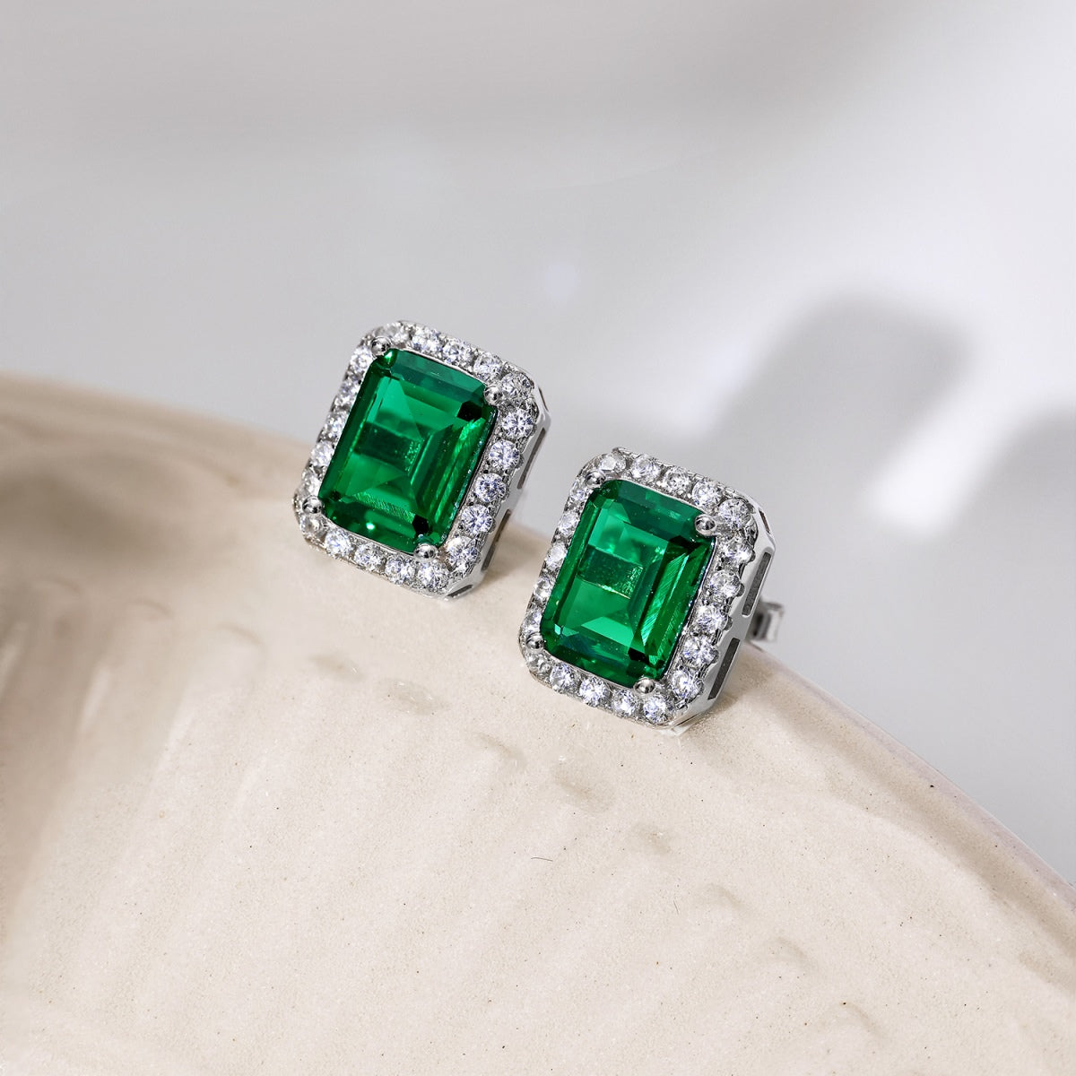 [Lora-Jewelry] Boucles d'oreilles de banquet luxueuses et délicates en taille émeraude
