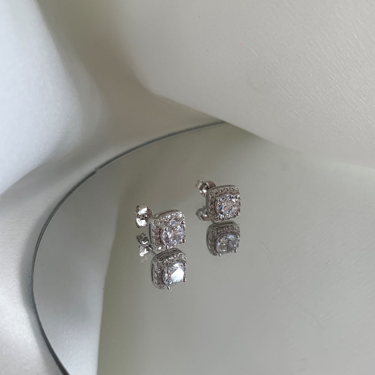 [Lora-Jewelry] Boucles d'oreilles à tige classiques avec pierre centrale ronde