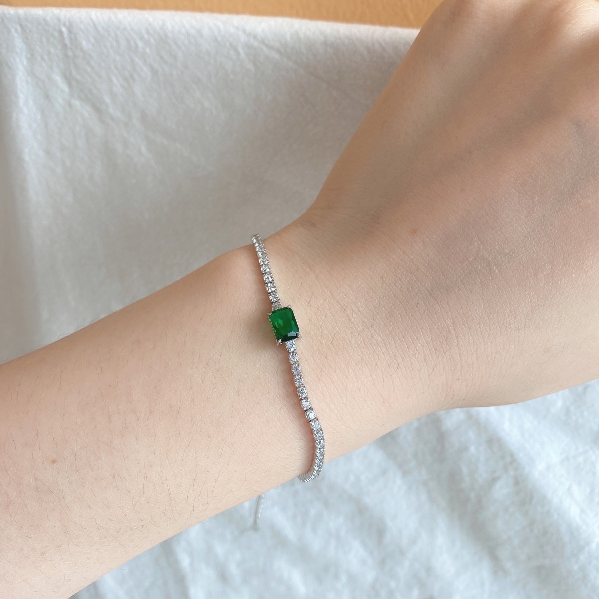 [Lora-Jewelry] Bracelet de banquet unique taille émeraude de 1,0 carat