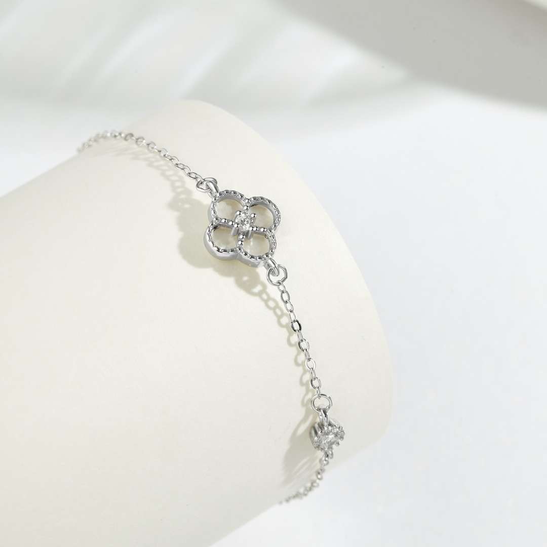 [Lora-Jewelry] Bracelet délicat trèfle à quatre feuilles