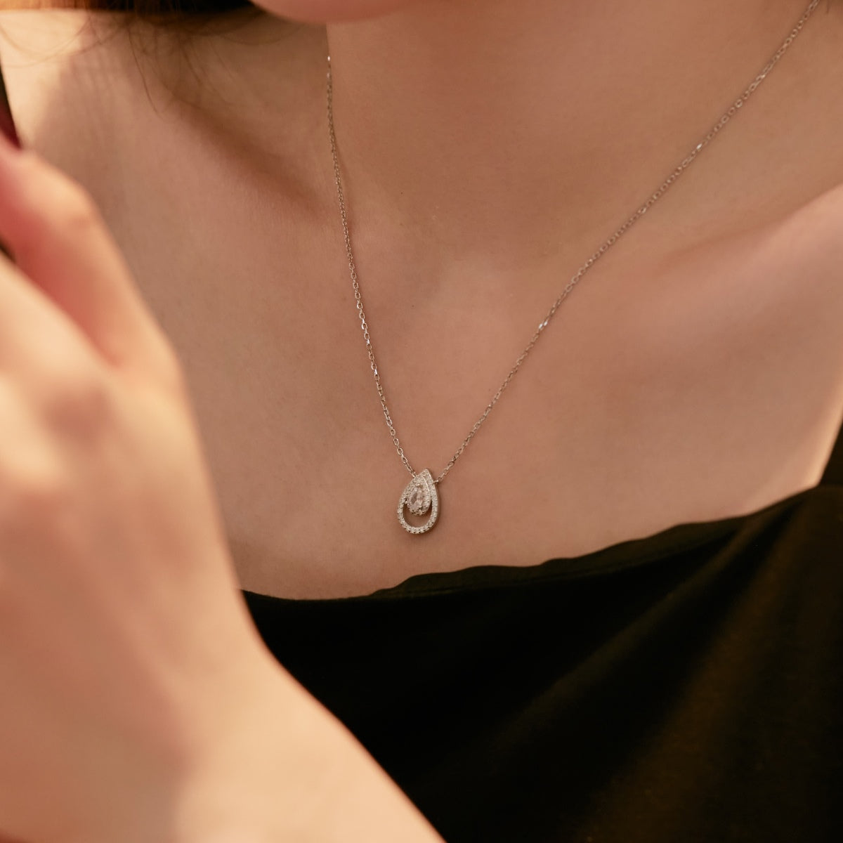 [Lora-Jewelry] Collier scintillant en forme de poire