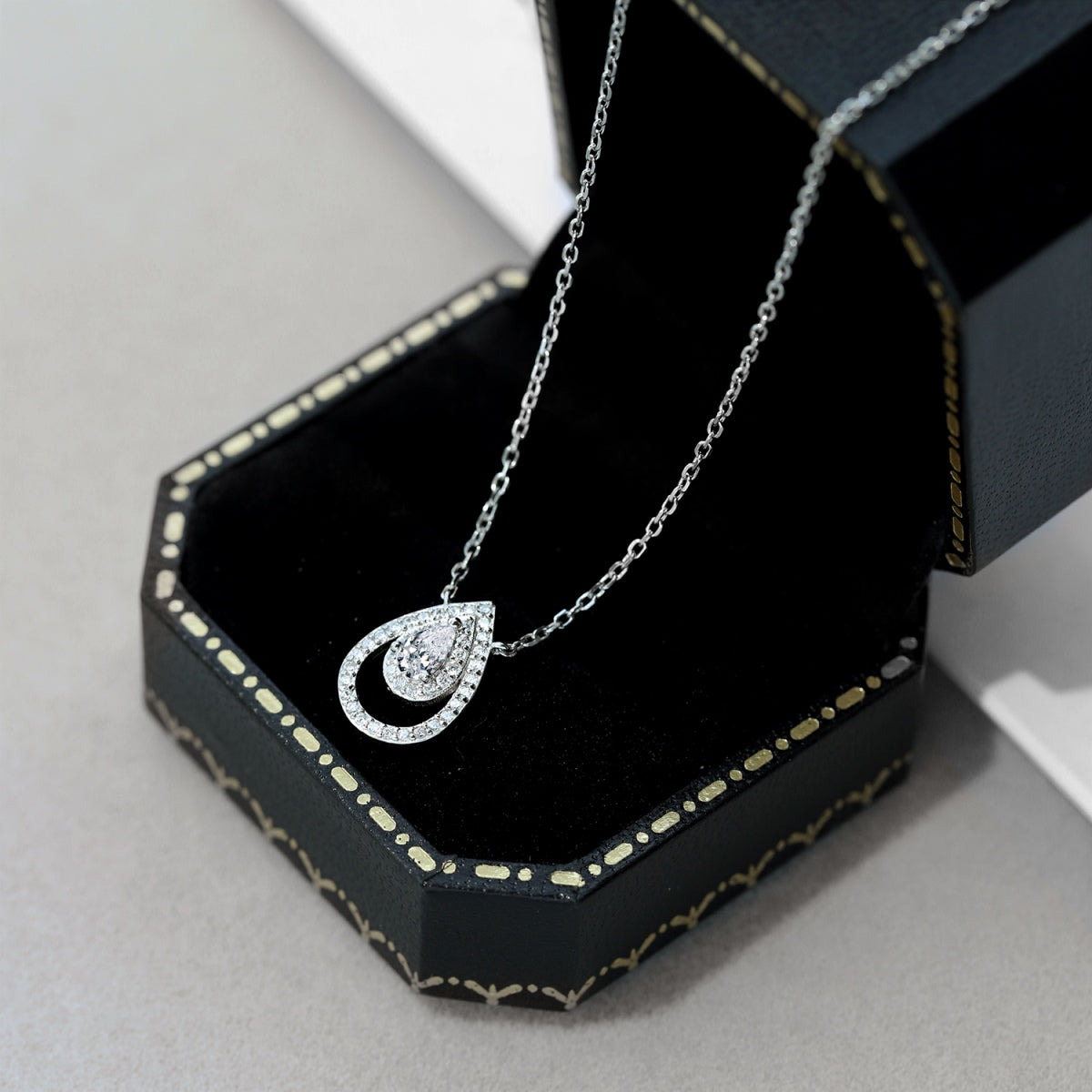 [Lora-Jewelry] Collier scintillant en forme de poire