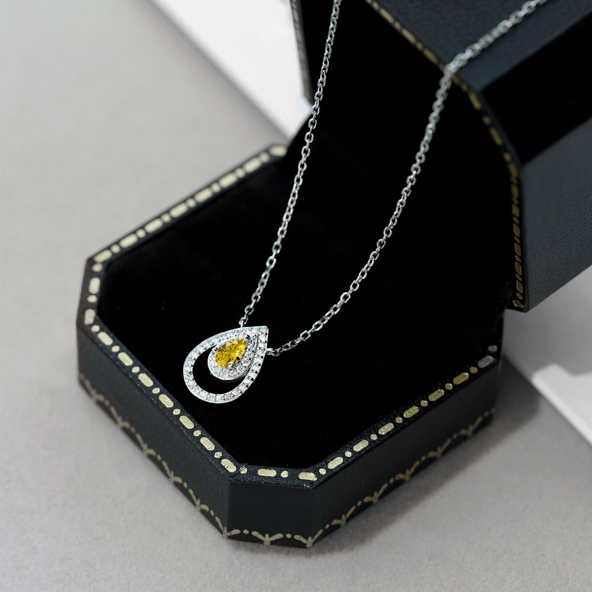 [Lora-Jewelry] Collier scintillant en forme de poire