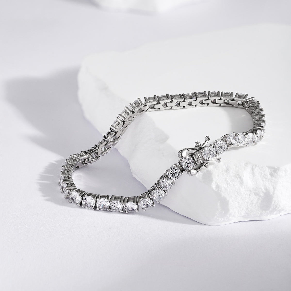 [Lora-Jewelry] Bracelet tennis luxueux orné de pierres rondes