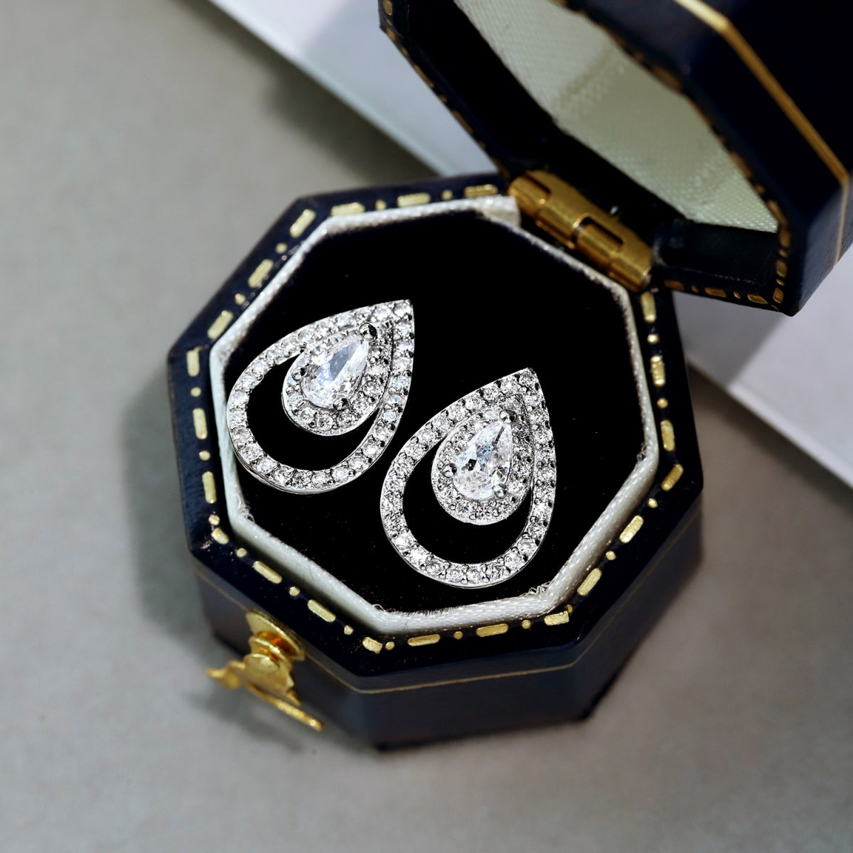 [Lora-Jewelry] Boucles d'oreilles scintillantes et délicates en forme de goutte d'eau