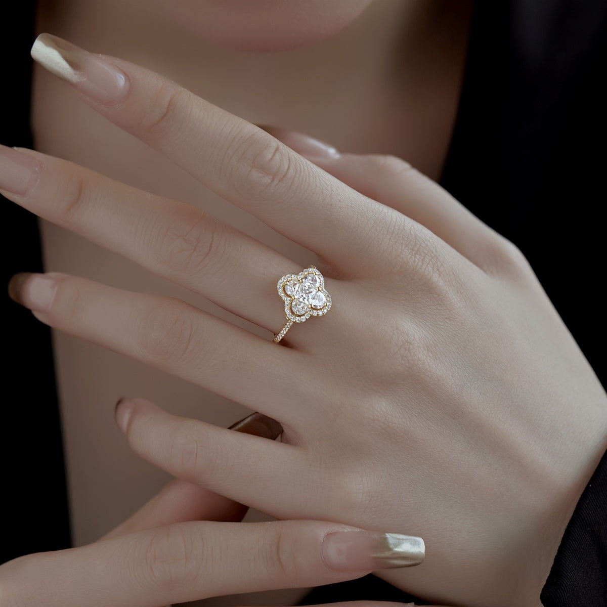 [Lora-Jewelry] Bague de banquet luxueuse en forme de fleur d'éternité