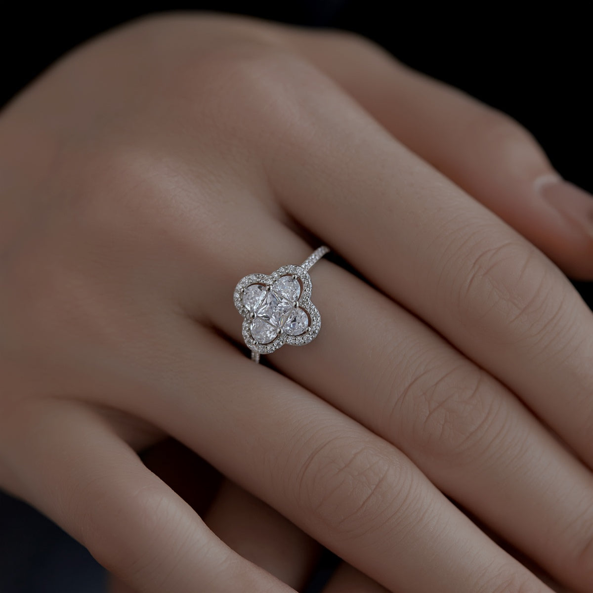 [Lora-Jewelry] Bague de banquet luxueuse en forme de fleur d'éternité