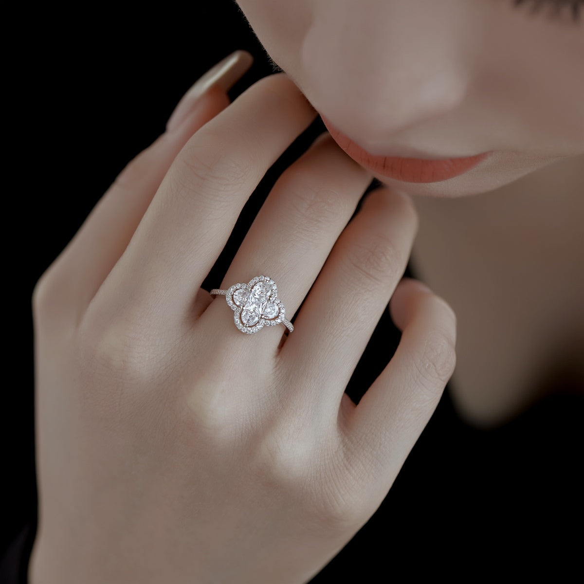 [Lora-Jewelry] Bague de banquet luxueuse en forme de fleur d'éternité