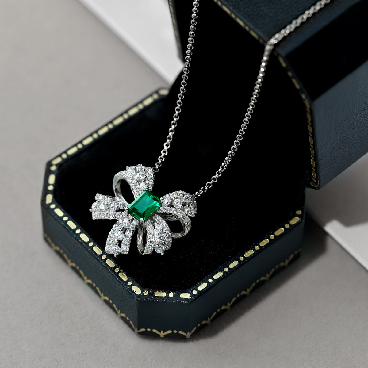 [Lora-Jewelry] Collier luxueux en forme de fleur taille émeraude