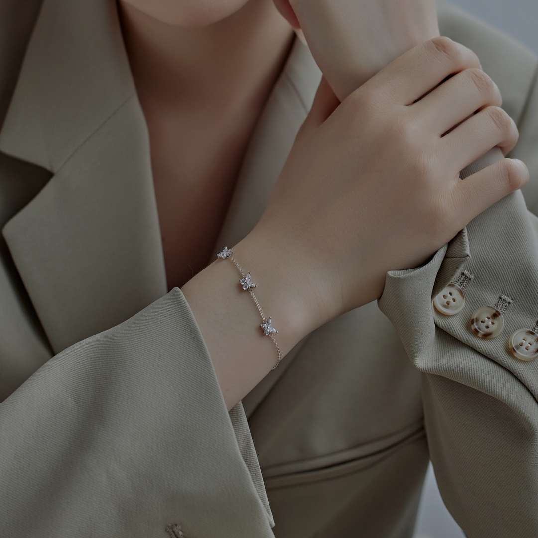 [Lora-Jewelry] Collier en forme de papillon rayonnant