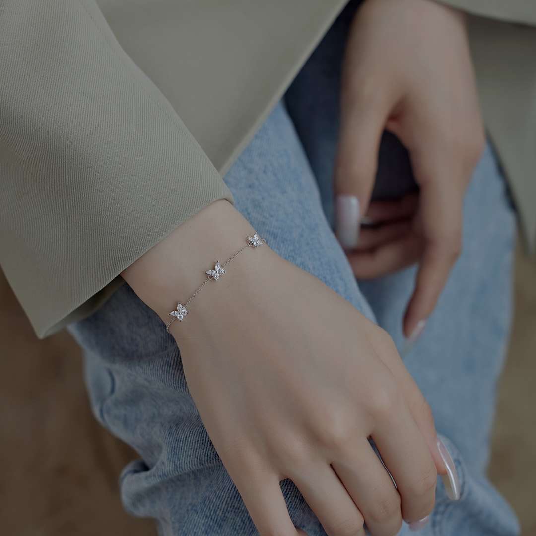 [Lora-Jewelry] Collier en forme de papillon rayonnant