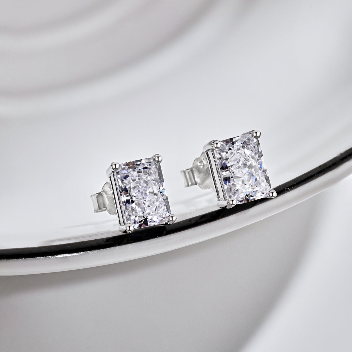 [Lora-Jewelry]輝くラグジュアリーなプリンセスカットデイリーイヤリング