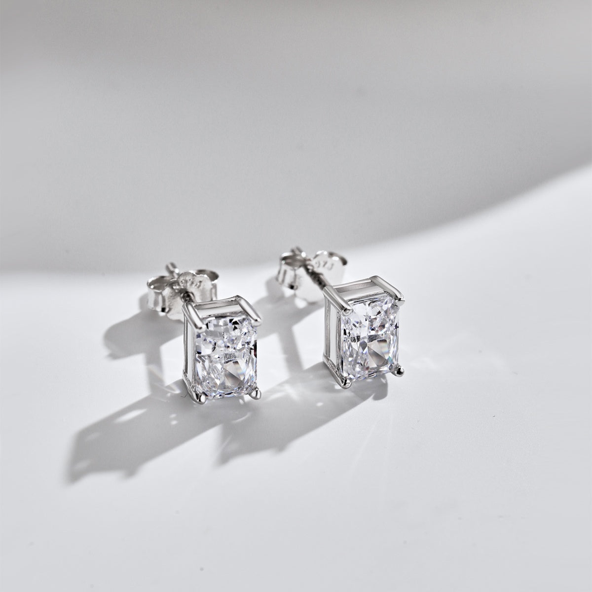 [Lora-Jewelry]輝くラグジュアリーなプリンセスカットデイリーイヤリング