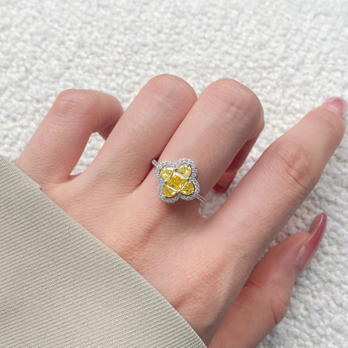 [Lora-Jewelry] Bague de banquet luxueuse en forme de fleur d'éternité