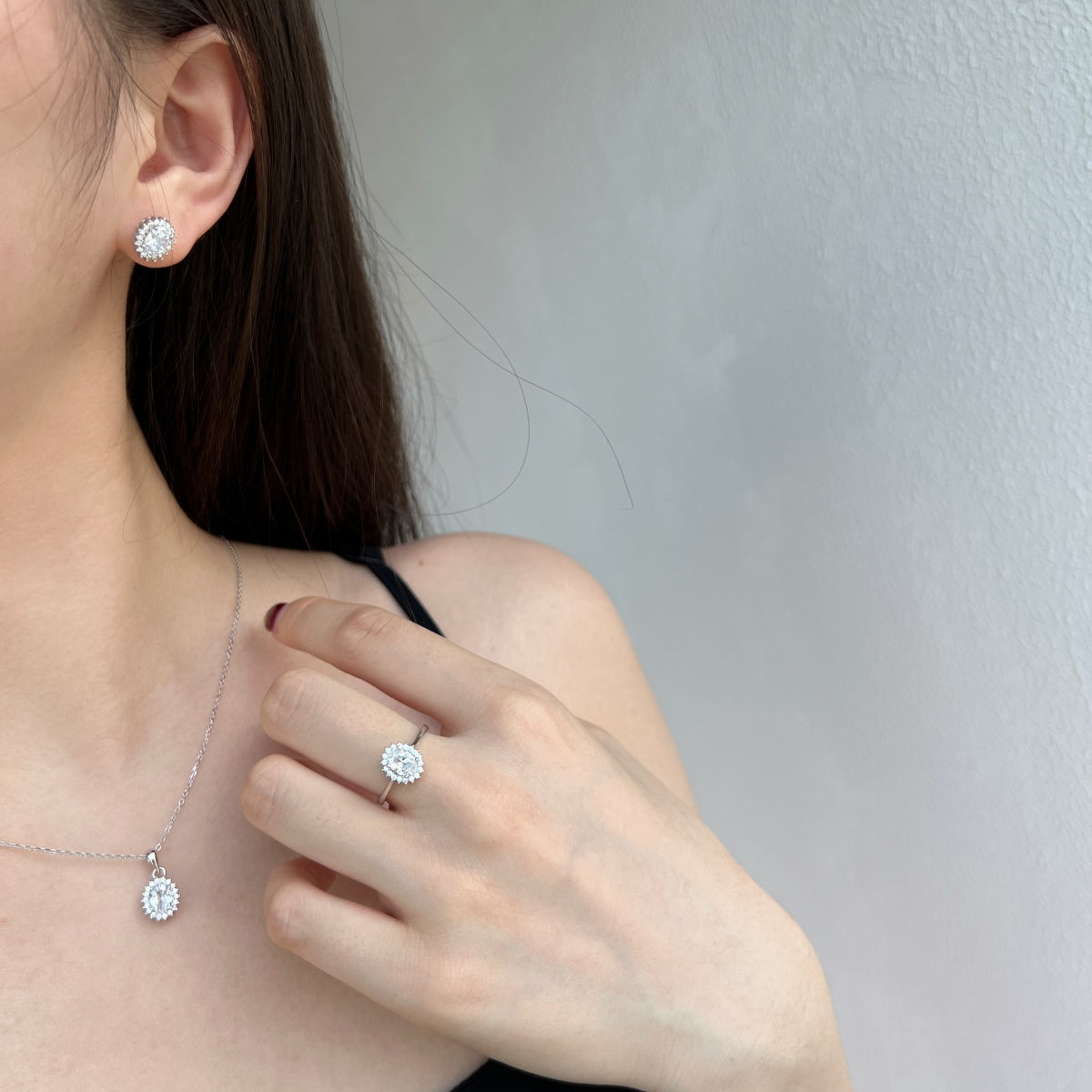 [Lora-Jewelry] Boucles d'oreilles délicates à taille ovale radiante