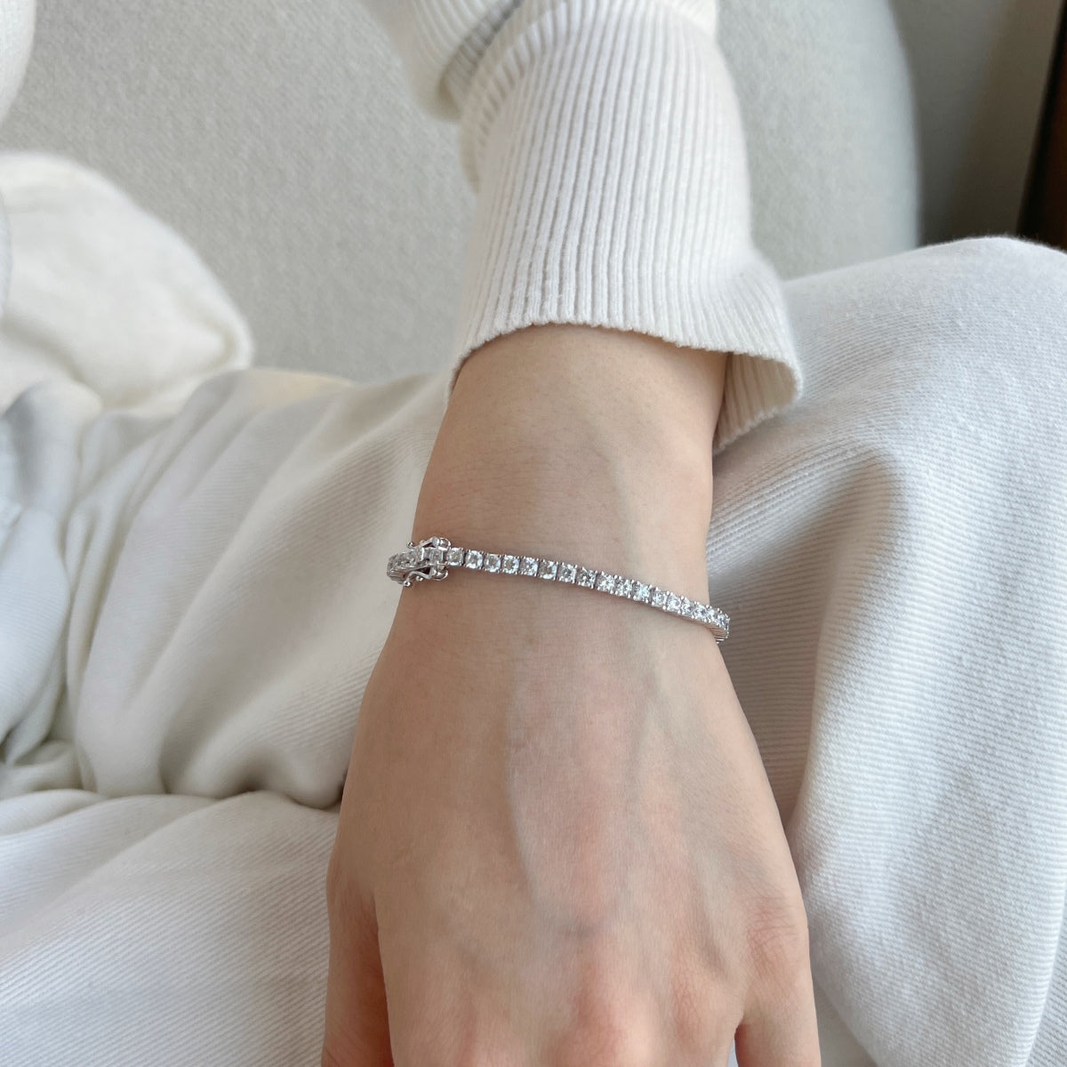 [Lora-Jewelry]上品でチャーミングなラウンドカットのテニスブレスレット