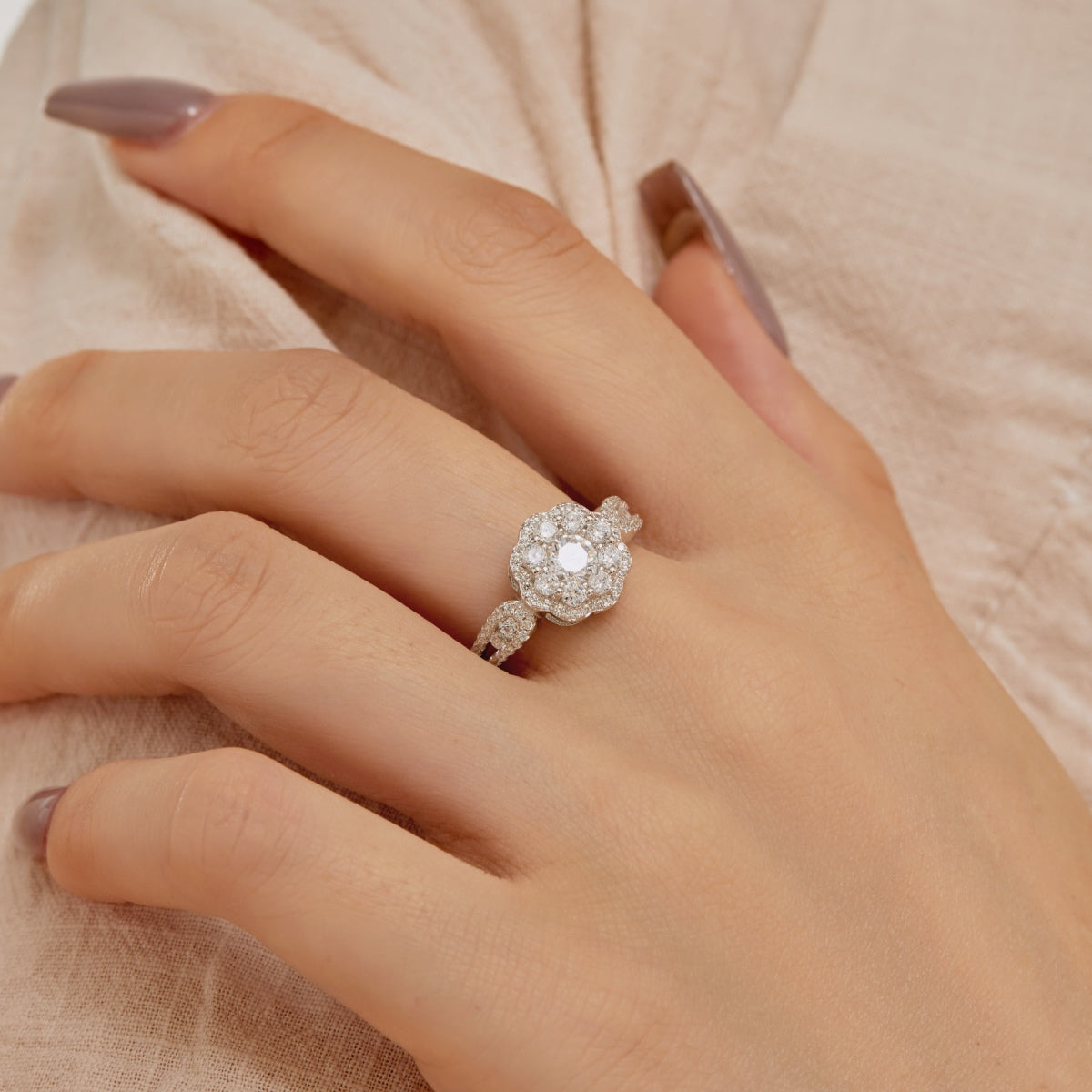 [Lora-Jewelry]繊細でカラフルなラウンドカットフラワーシェイプの結婚指輪