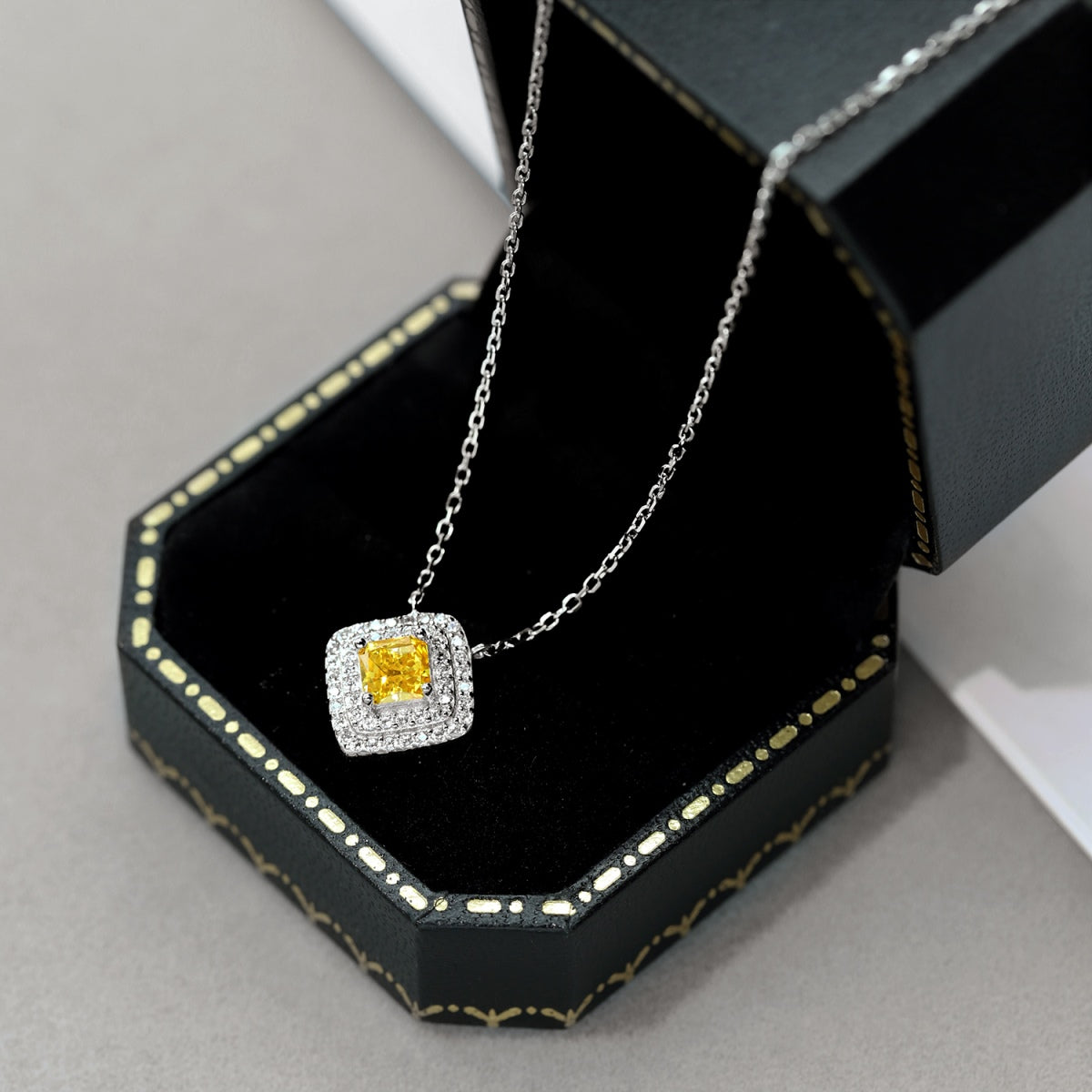 [Lora-Jewelry] Collier scintillant en taille Asscher