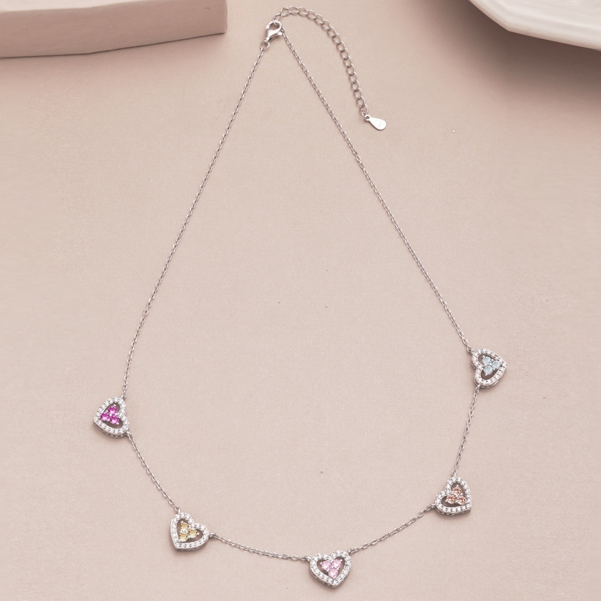 [Lora-Jewelry] Collier scintillant à cinq cœurs