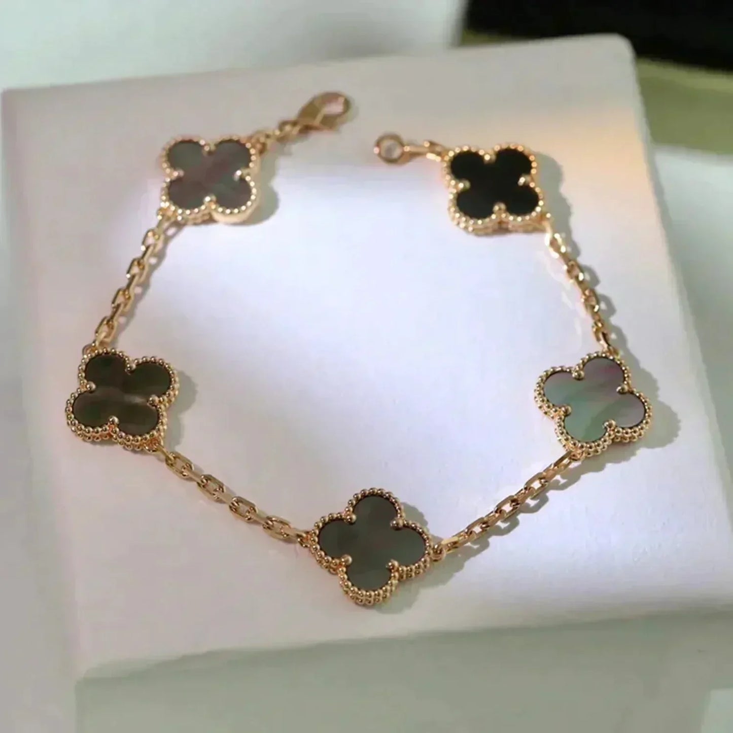 [Lora-Jewelry]CLOVER 5 MOTIF GRAY MOP  BRACELET