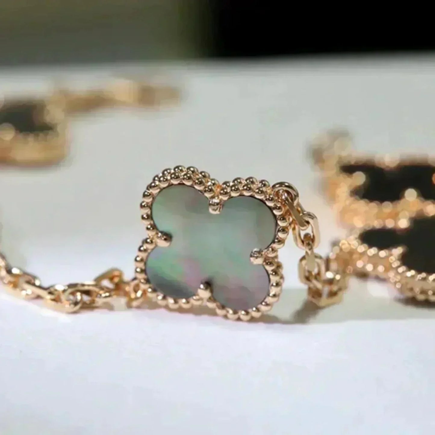 [Lora-Jewelry]CLOVER 5 MOTIF GRAY MOP  BRACELET