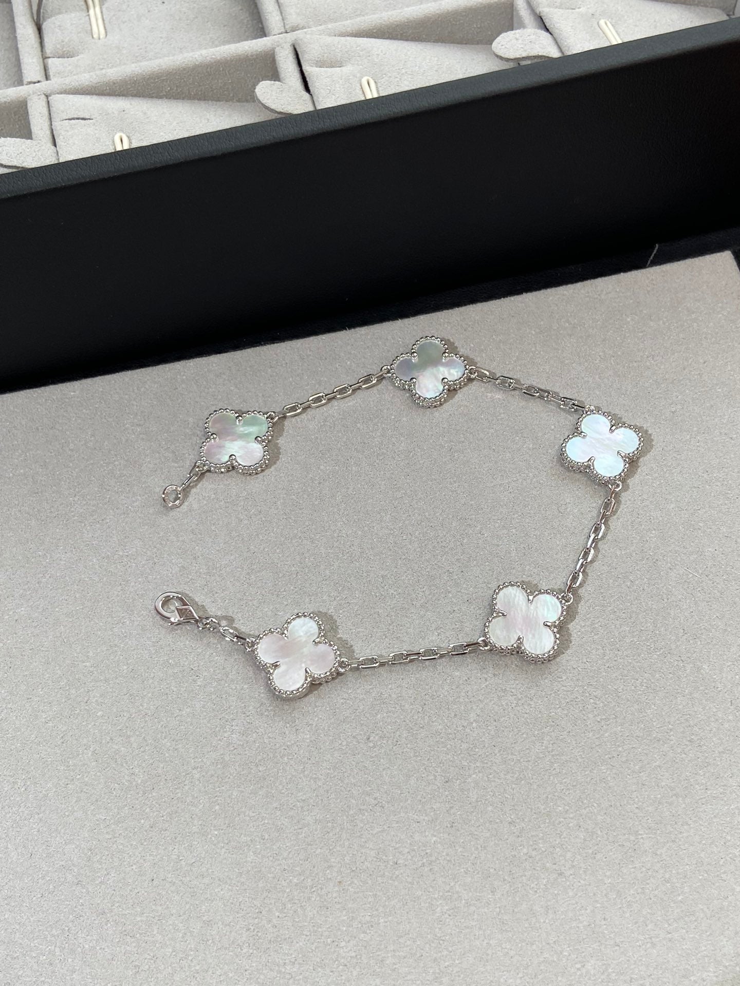 [Lora-Jewelry]CLOVER SILVER MOP 5 MOTIF BRACELET