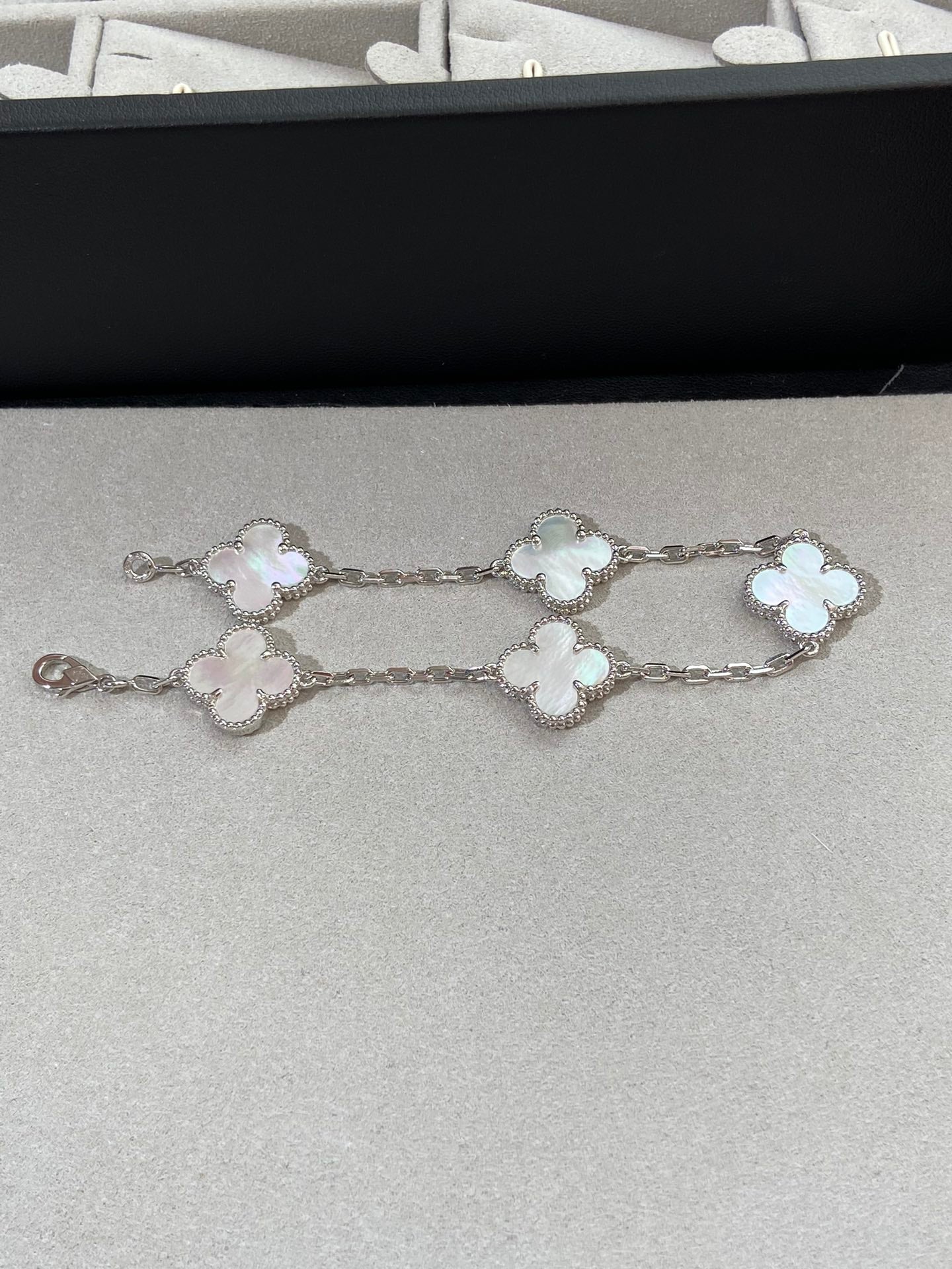 [Lora-Jewelry]CLOVER SILVER MOP 5 MOTIF BRACELET
