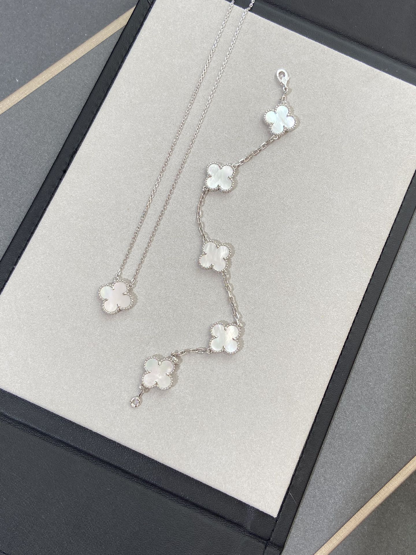 [Lora-Jewelry]CLOVER SILVER MOP 5 MOTIF BRACELET