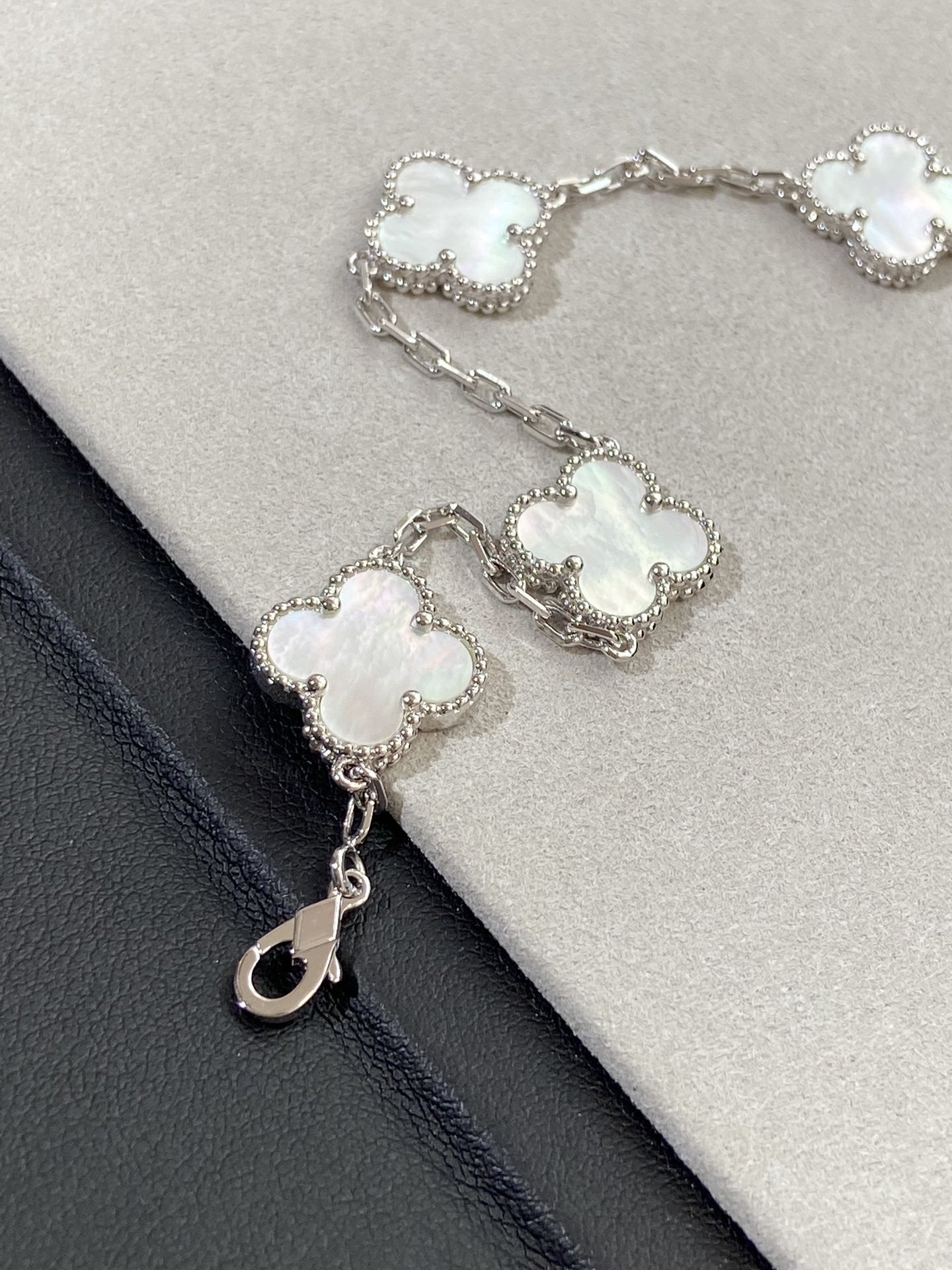 [Lora-Jewelry]CLOVER SILVER MOP 5 MOTIF BRACELET