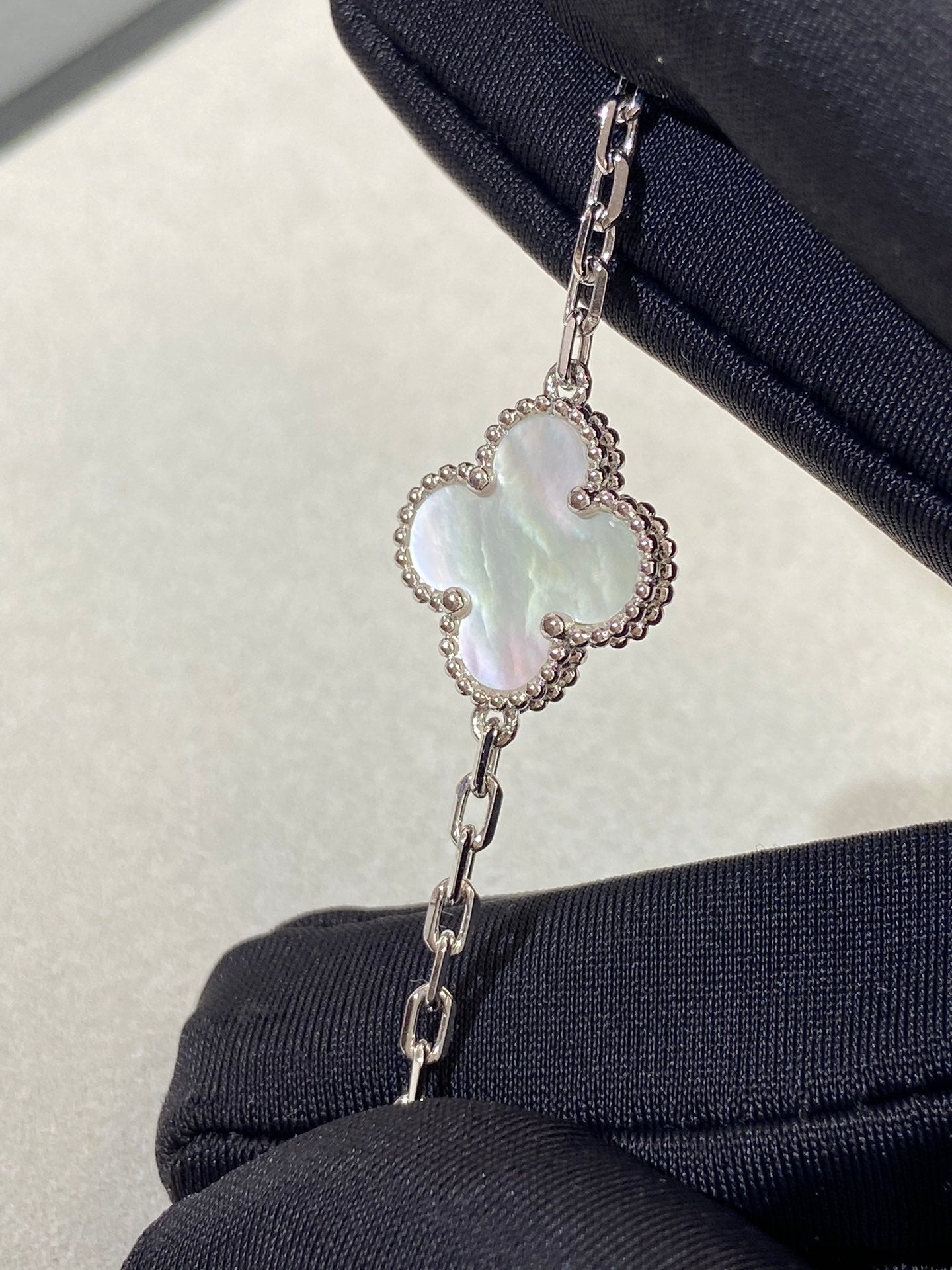 [Lora-Jewelry]CLOVER SILVER MOP 5 MOTIF BRACELET