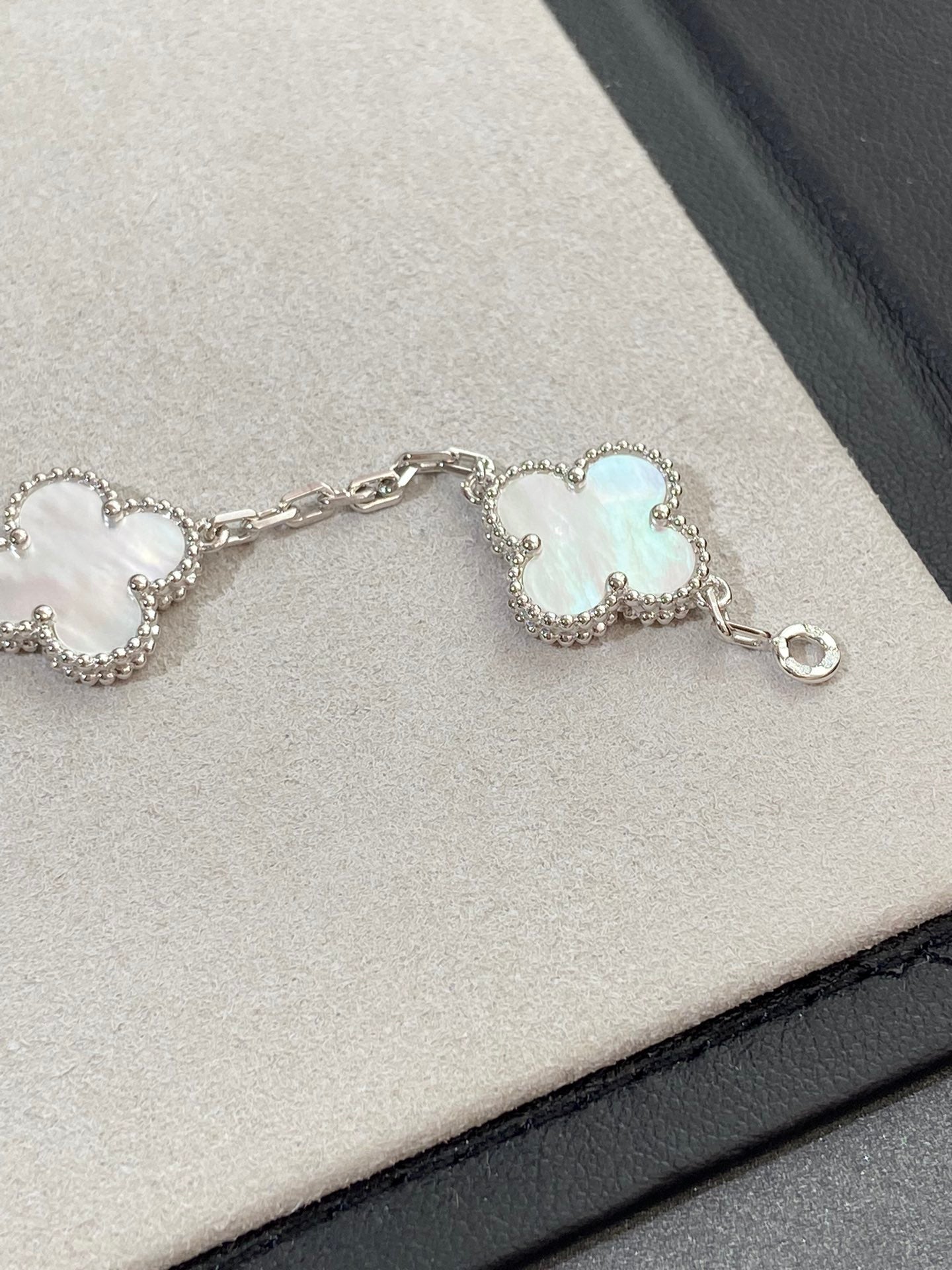 [Lora-Jewelry]CLOVER SILVER MOP 5 MOTIF BRACELET