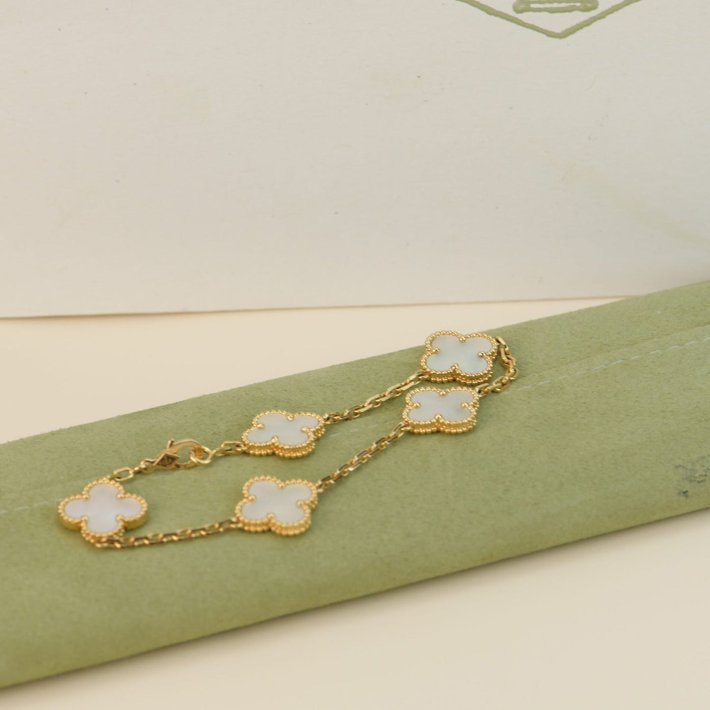 [Lora-Jewelry]BRACELET EN NACRE BLANCHE À 5 MOTIFS TRÈFLE 