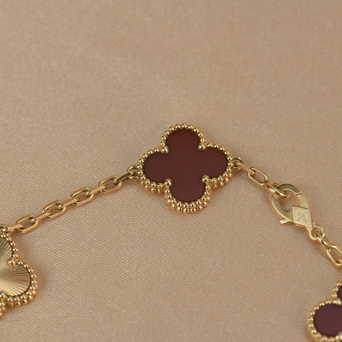 [Lora-Jewelry]BRACELET EN OR AVEC 5 MOTIFS DE TRÈFLE ET CORNALINE 