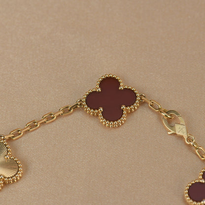 [Lora-Jewelry]BRACELET EN OR AVEC 5 MOTIFS DE TRÈFLE ET CORNALINE 
