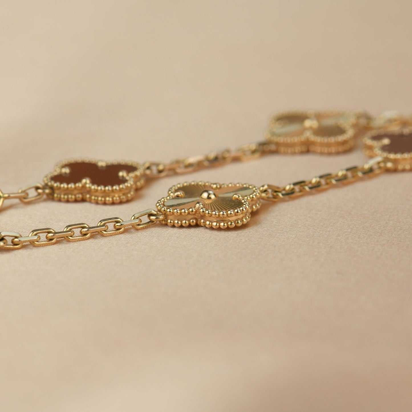 [Lora-Jewelry]BRACELET EN OR AVEC 5 MOTIFS DE TRÈFLE ET CORNALINE 
